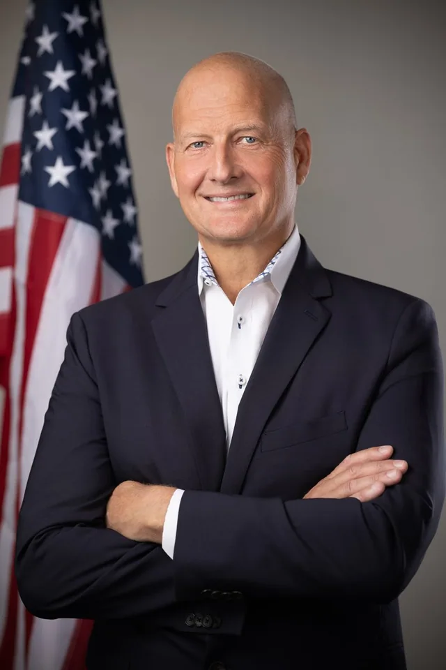 Headshot and portrait with US flag headshotdc dc photographer moshe zusman -1.JPG