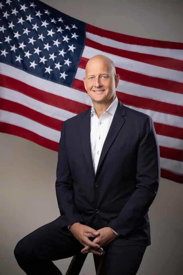 Headshot and portrait with US flag headshotdc dc photographer moshe zusman -2.JPG