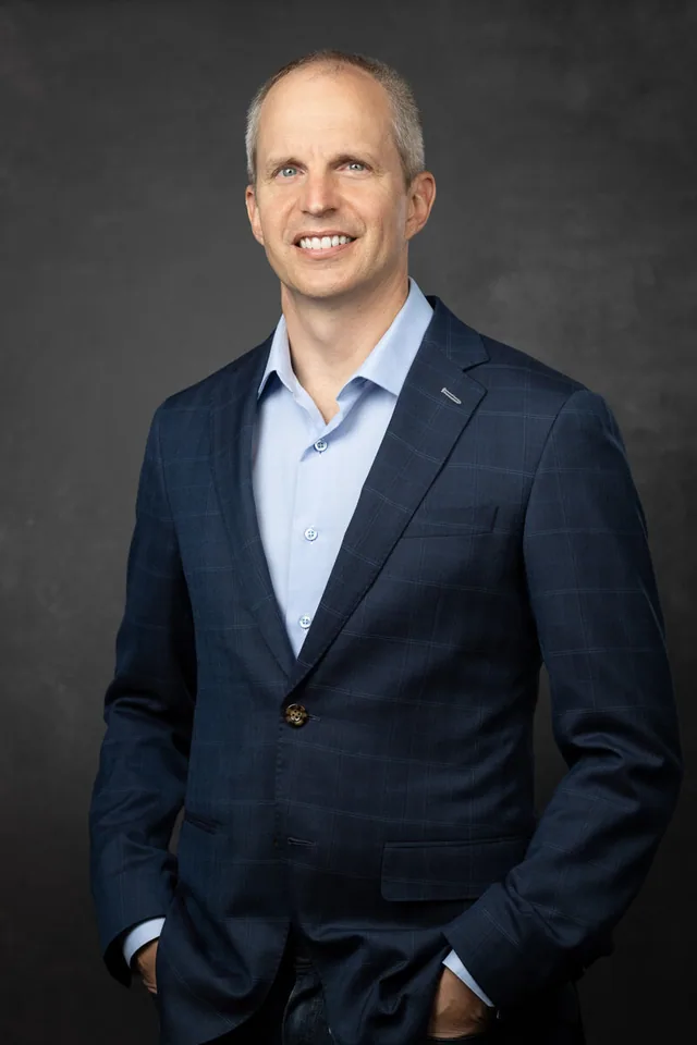 executive men portrait dc photography studio moshe zusman headshotdc gravity backdrop-3.JPG