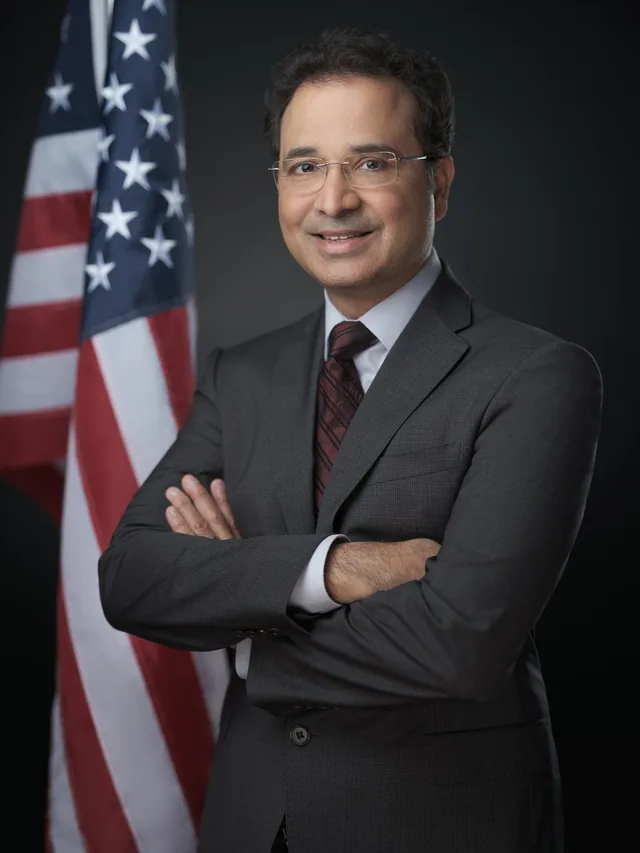 headshots and portraits by headshotdc Moshe Zusman pharma CEO -6.JPG