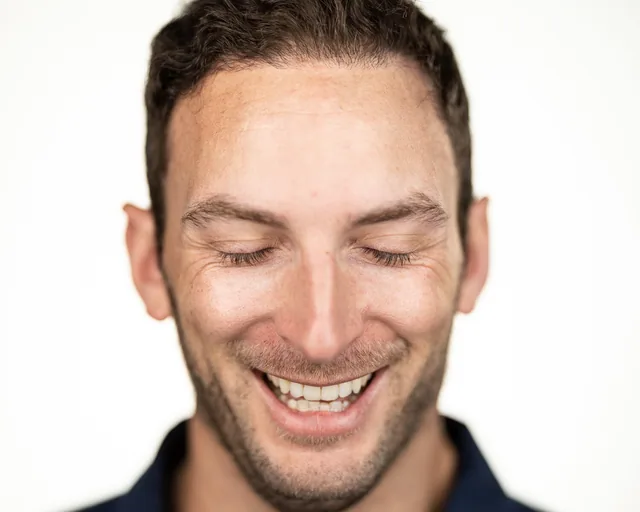 wide aperture headshot canon 85mm moshe zusman actor model headshot moden look-2.JPG